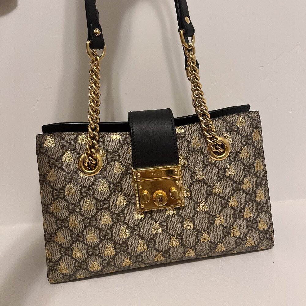 Small Gucci Padlock GG Supreme Bee Print Shoulder Bag